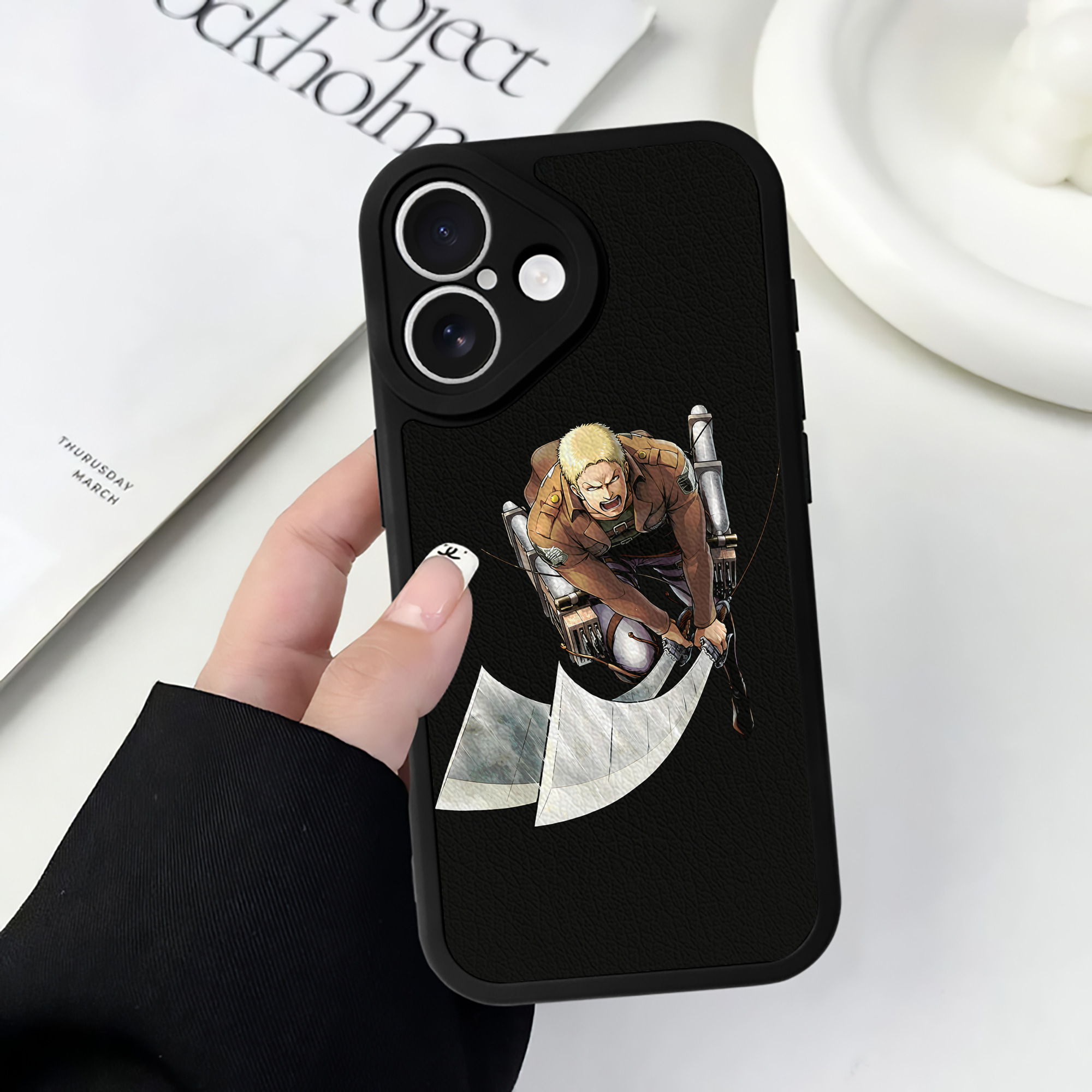 （画像用） 進撃の巨人 ライナー・ブラウン Attack on Titan Reiner Braun 【iPhone 16シリーズ対応】シリコンスマホケース（レザー調） 材質：シリコン